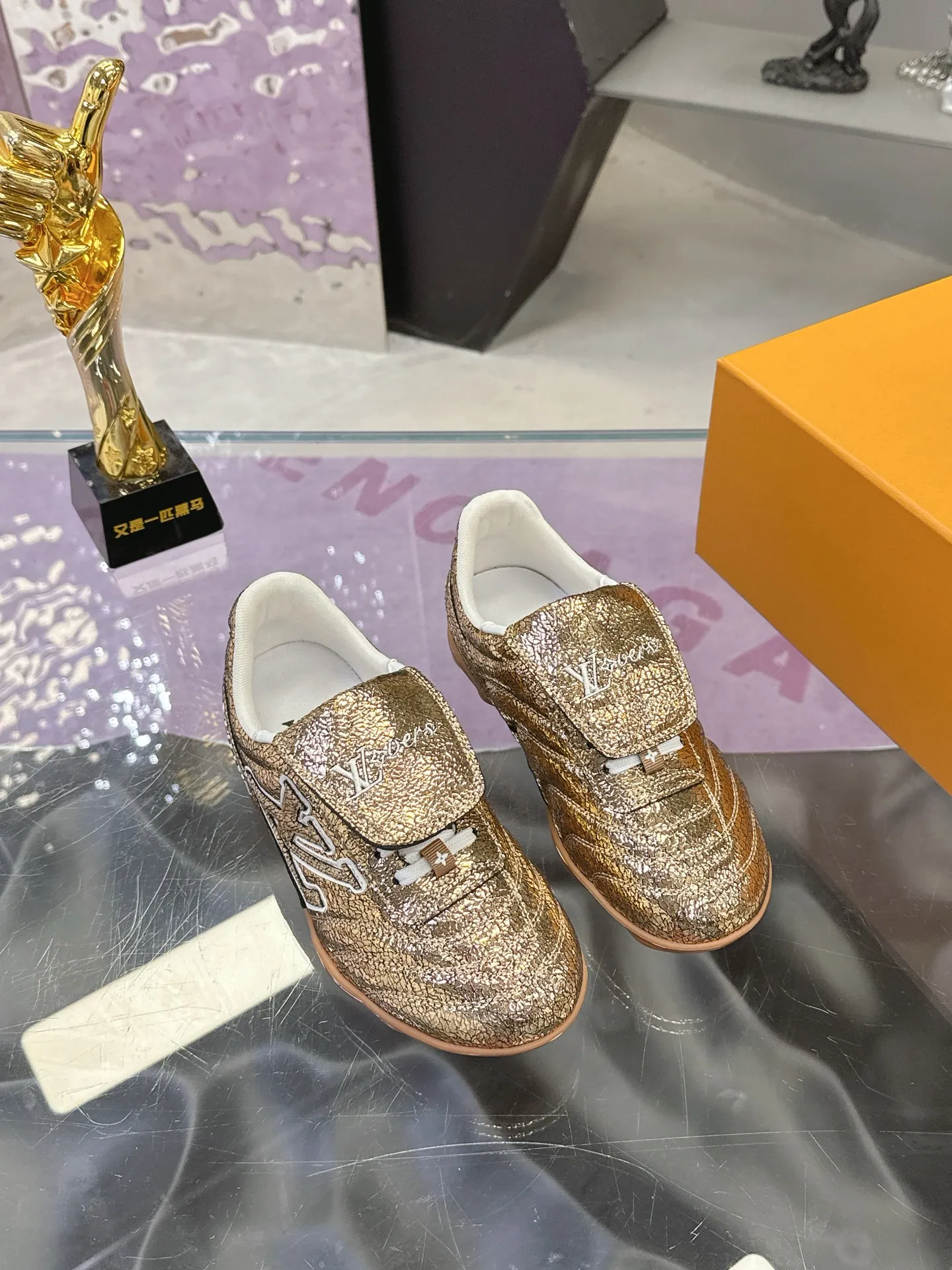 Men's shoes: 720💰 LV Louis Vuitton's latest Foot men's shoes💰print series Couple's football sneakers Original purchase, development and production This Foot men's shoes💰print Soccer sneakers are men's shoes💰pharrell Williams' first sneakers inspired by football shoes. The shoe is inspired by football that spans generations and cultures. The shoe is known for its sleek design, with the dynamic IV Initials logo on the side, the tongue embellished with the Lvers United badge inspired by the football team, and the sole pattern rubber sole decorated with multiple Louis Vuitton logos. Exquisite packaging at the delivery counter🛍📦 ▪️Material: Original imported top-layer cracked cowhide ▪️Inner: Original custom-made soft sheepskin lining ▪️Sole: original molded two-color T men's shoes 💰pU combination sole ▪️Sole thickness: 3.5CM ▪️Size: women's 35-41 / men's 39-45